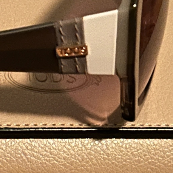Authentic stylish,fun n beautiful Tod’s sunglasses c/w d bag n case, booklet ❤️ - Picture 11 of 14